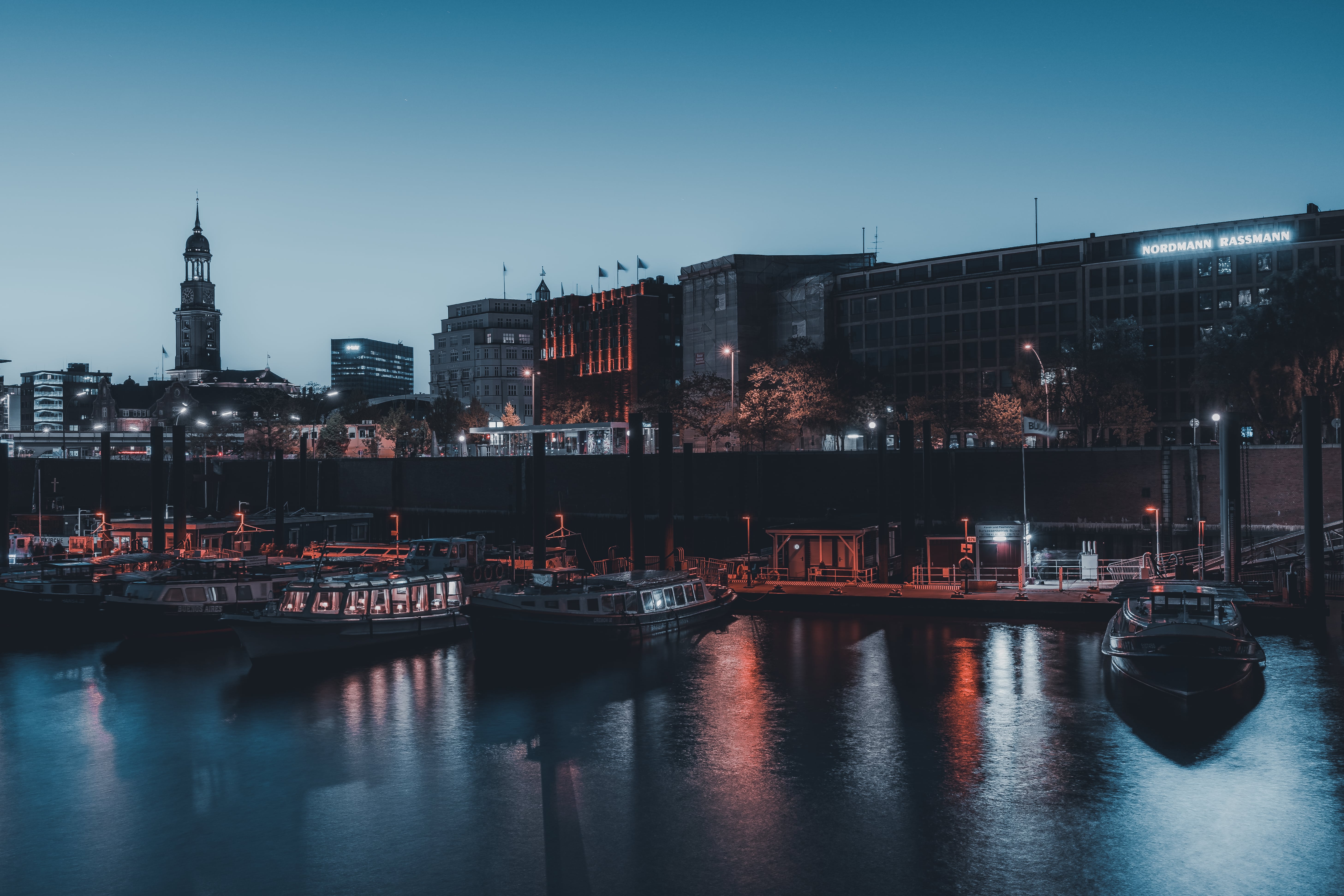 Hamburg Nights, frame 10 — photograph by baadersen